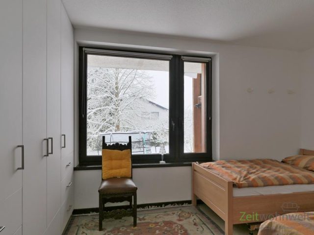 Kleiderschrank und Winter-Gartenausblick