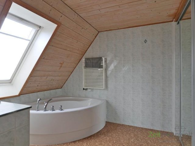 Eckwanne und verspiegelter Wandschrank
