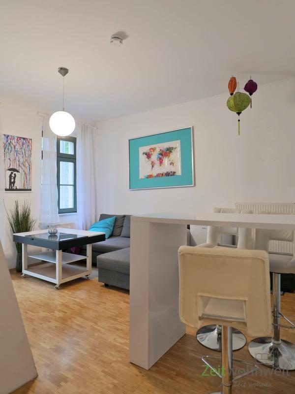 hoher Esstisch im Wohnzimmer