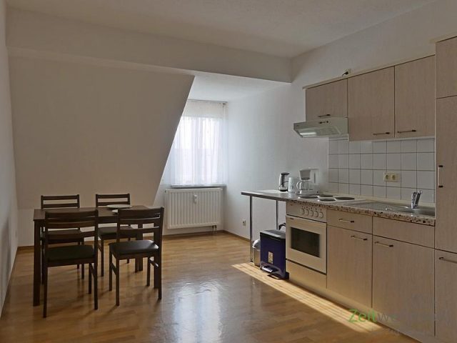 große Küche mit Esstisch