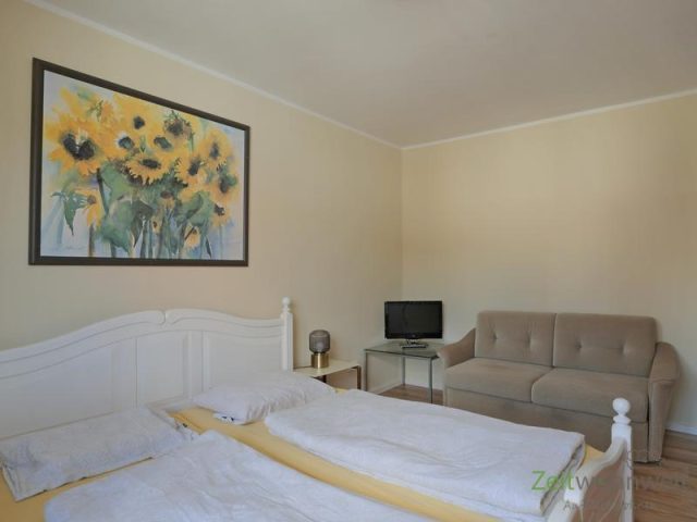 TV und Sofa im Schlafzimmer