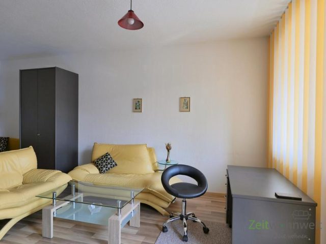 Sofas und kleiner Schreibtisch