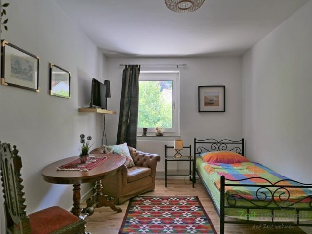 kleines Schlafzimmer mit TV