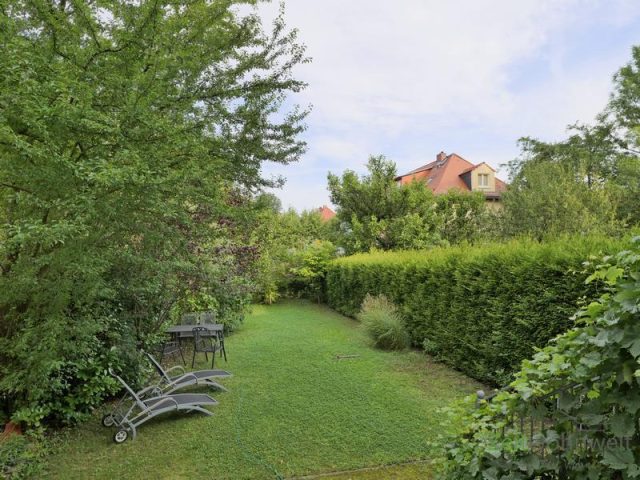 Blick vom kleinen Balkon in den Garten