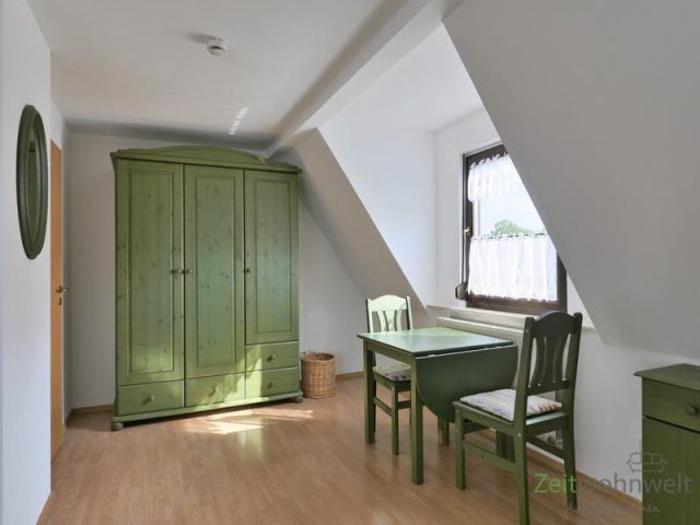 Kleiderschrank und Tisch
