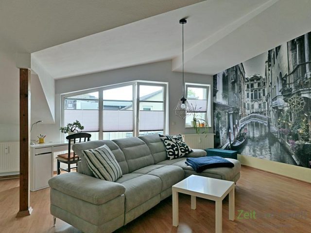 kleiner Schreibtisch vor dem breiten Balkon