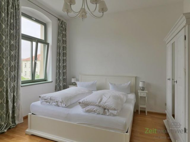 Doppelbett und Kleiderschrank