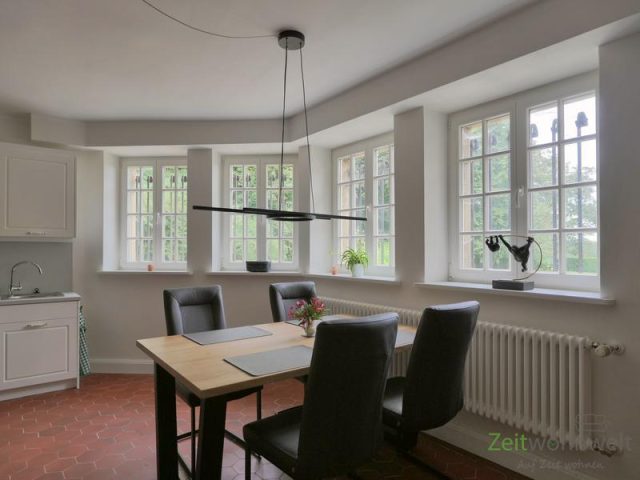 Esstisch vor den Fenstern