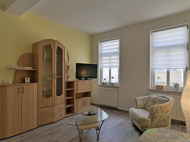 Schrankwand, TV, Sessel