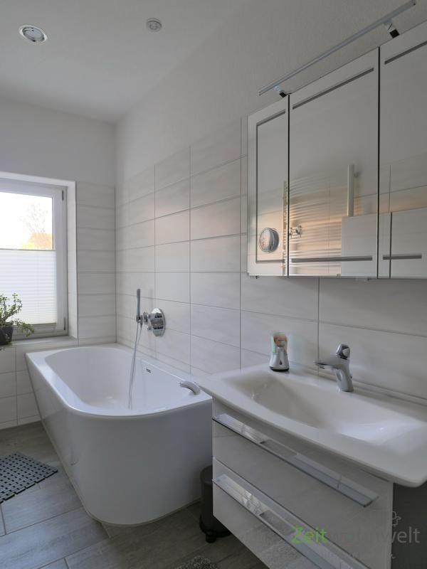 Waschtisch und Badewanne
