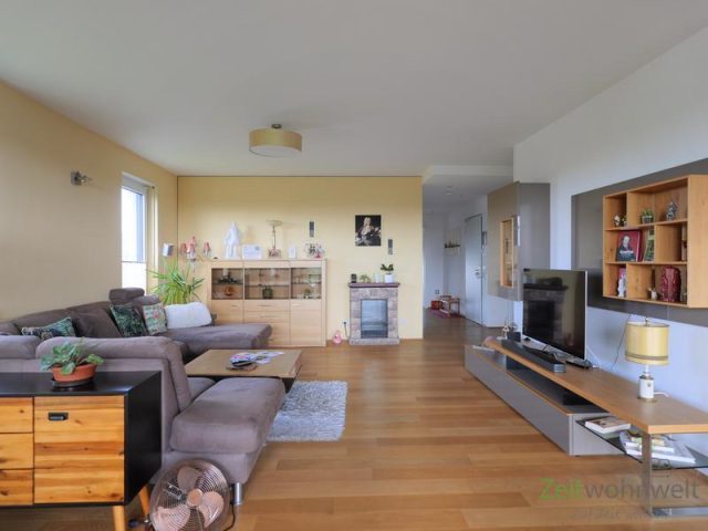Blick vom Balkon ins Wohnzimmer