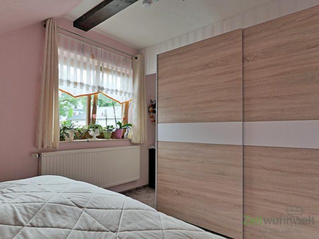 großer Kleiderschrank