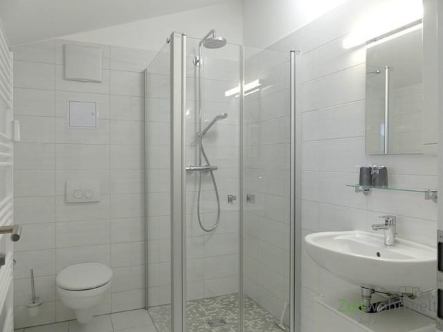 Bad mit Dusche oben
