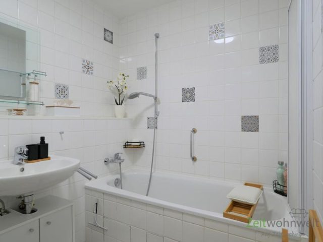 Wanne mit Duschabtrennung