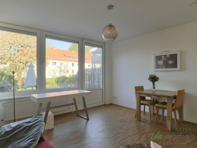 Schreibtisch und Esstisch vor dem Terrassenausgang