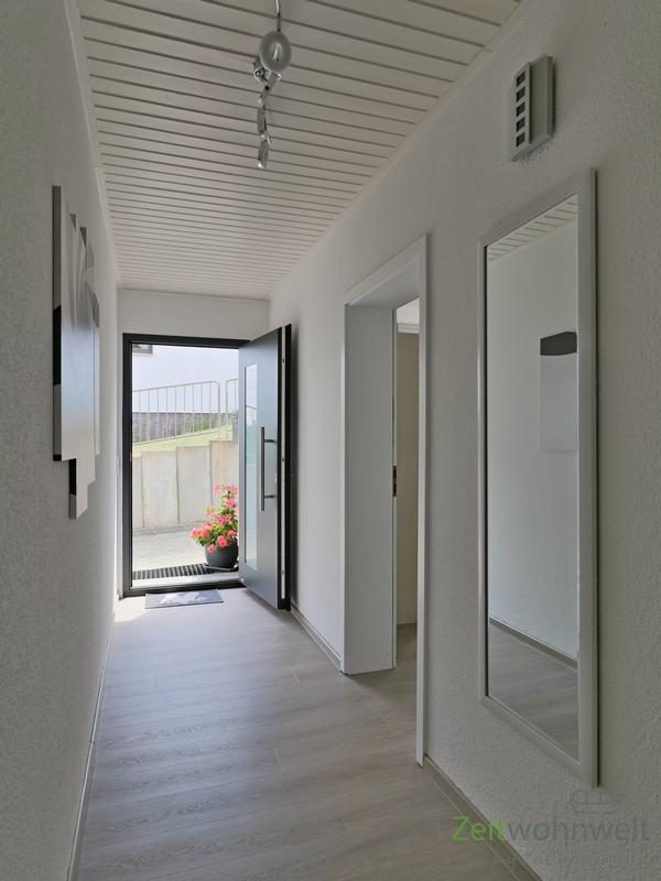 Hauseingang und Wohnungsflur