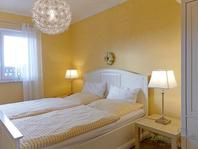 Schlafzimmer mit Kleiderschrank