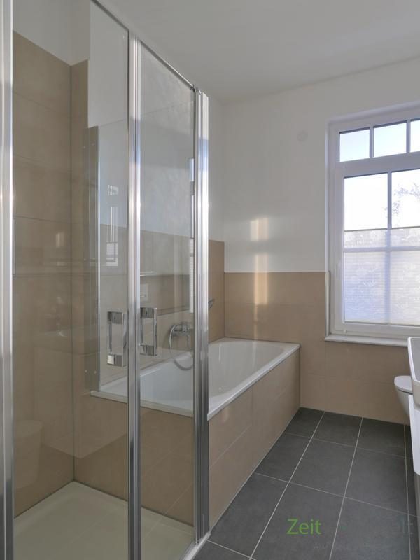Dusche und Wanne