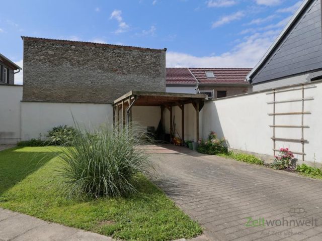 Carport und Stellplatz