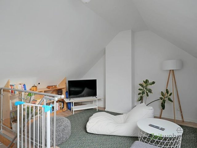 Sitzecke mit TV auf der Empore