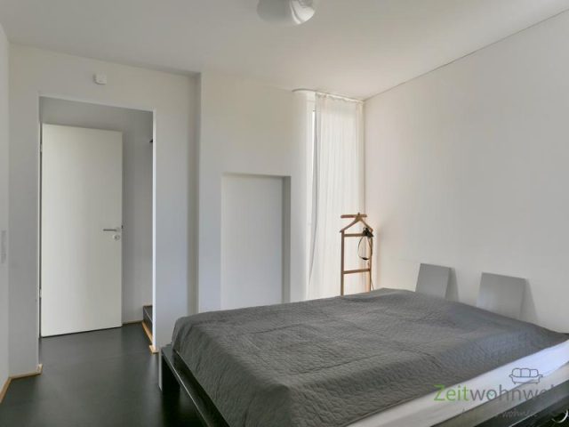 breites Bett im Schlafzimmer