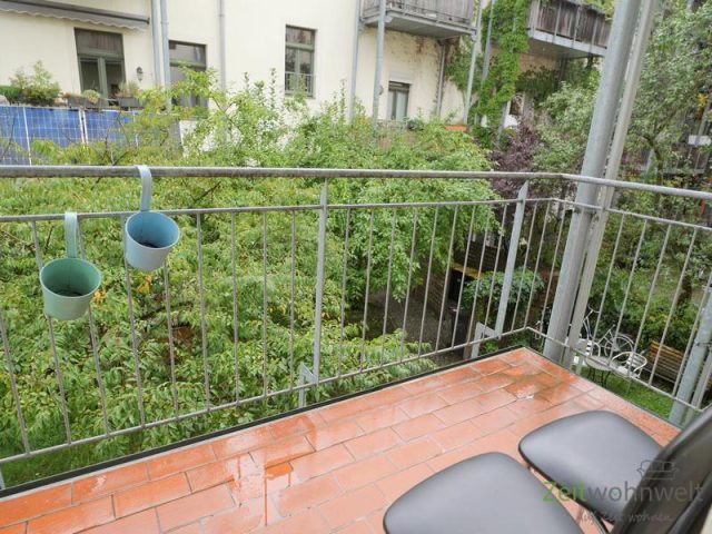 überdachter Innenhof-Balkon bei Regen