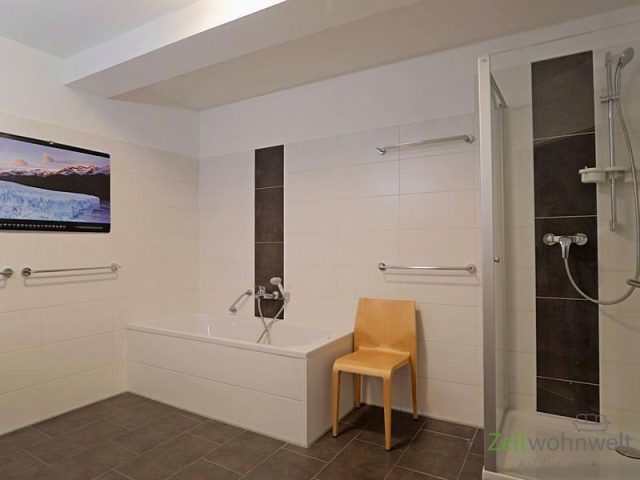 Dusche und Wanne