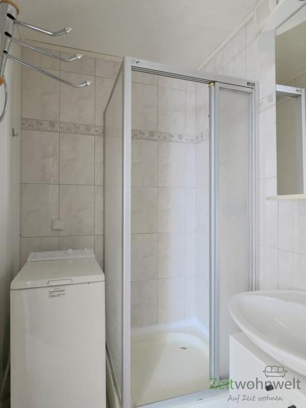 Dusche und kleine Waschmaschine