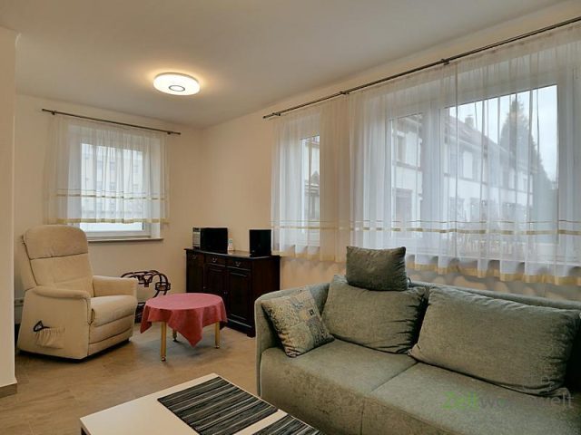 Sessel und Sideboard