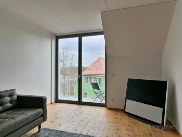 Blick zu Balkon und TV