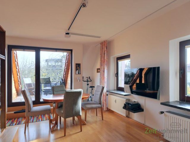 Blick zu Balkon und TV