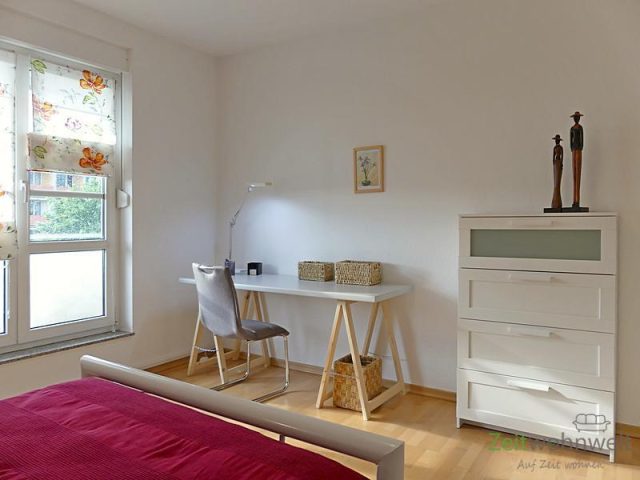 Schreibtisch und Kommode