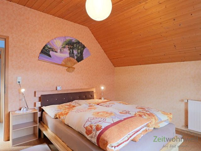 Doppelbett im großen Schlafzimmer