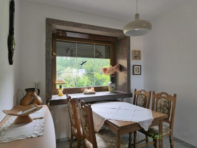 Esszimmer mit Blumenfenster