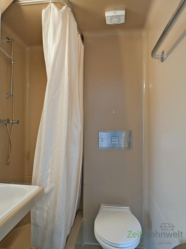 Bad mit Dusche (verwackelt)