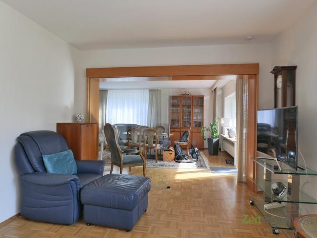 Sessel und TV vor der Glastür