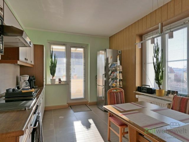 Küche, Blick zum Balkon
