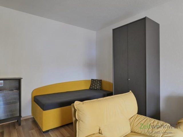 Blick zu Bett und Kleiderschrank
