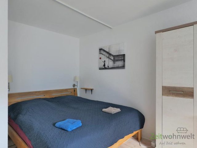 breites Bett in einer Seitennische