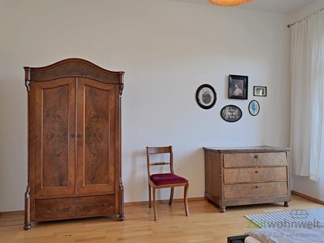 Kleiderschrank und Kommode