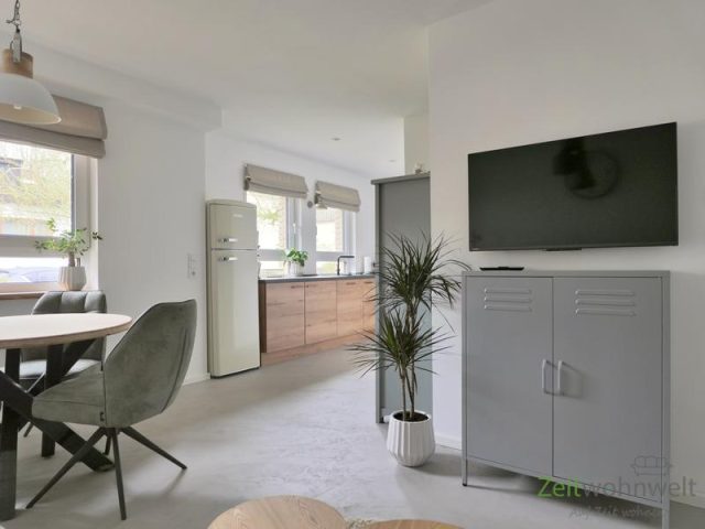 Blick zu TV und Küchennische