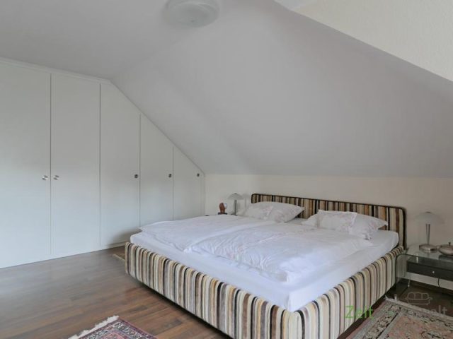 Schlafzimmer mit Wandschränken
