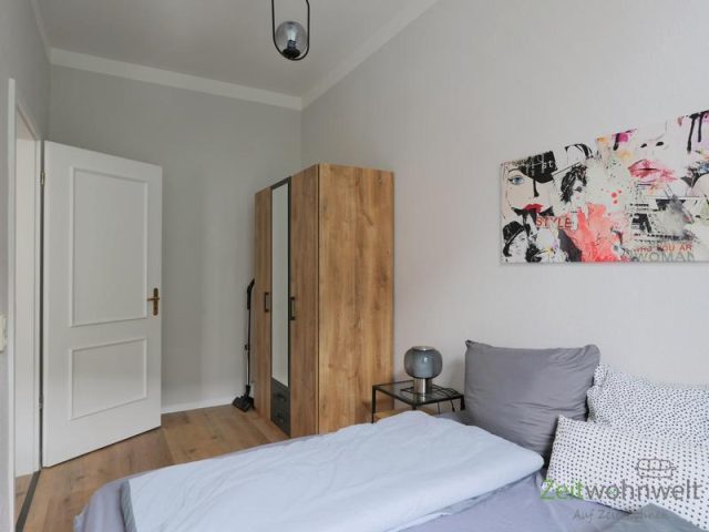 Blick zum Kleiderschrank