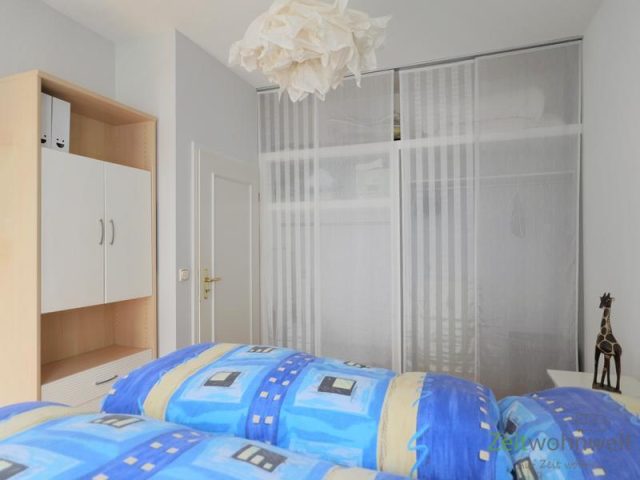 Kleiderschrank hinter Vorhang