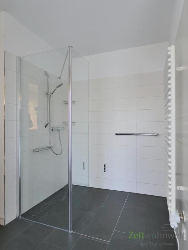 große bodentiefe Dusche