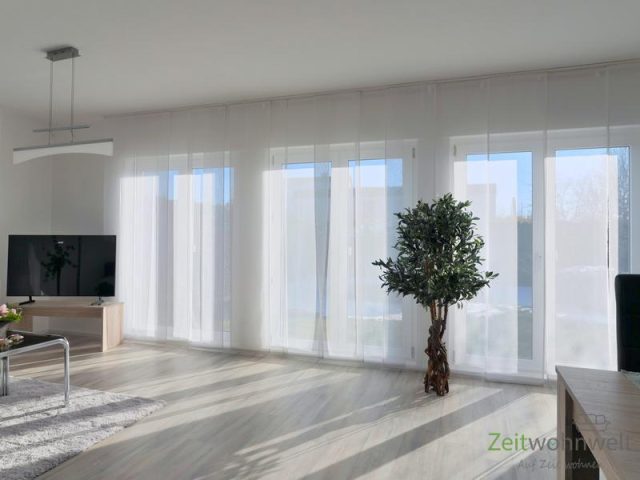 breite Fensterfront zum Garten
