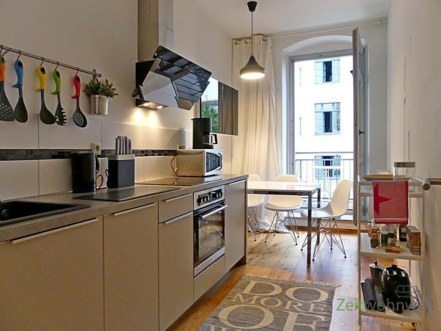 Küche mit Esstisch und Balkon