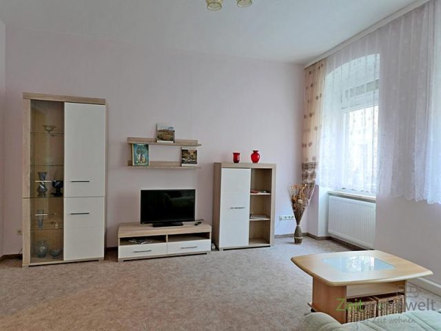 Blick zu Schrankwand und TV