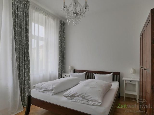 Doppelbett und Kleiderschrank