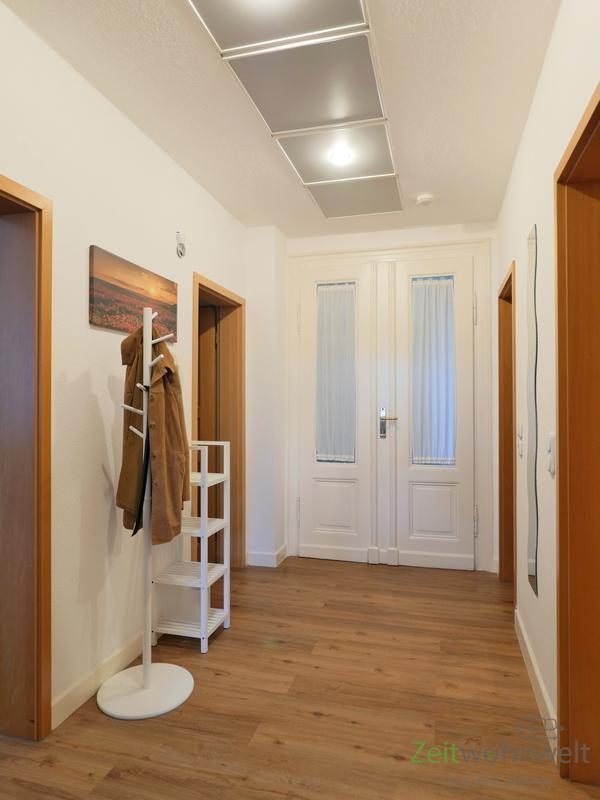 Wohnungsflur mit Garderobe